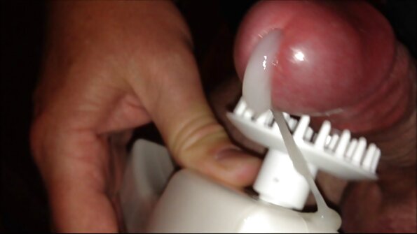 एक खडबडीत पिल्लू ज्याला केसाळ पुच्ची आहे त्याला काही तीव्र प्रेम मिळत आहे