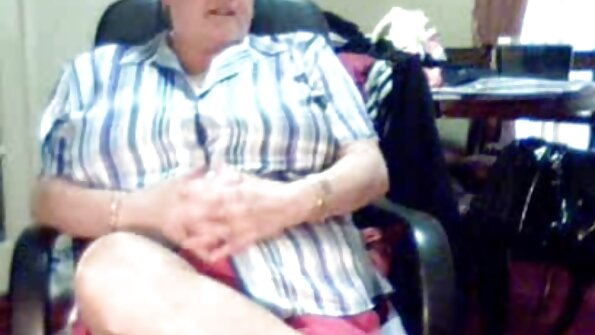 छान गोल गांड असलेला गरम गोरा तिच्या ओल्या पुच्चीत काही लंड घेत आहे