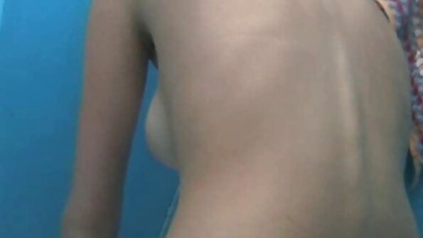 प्रचंड स्तन असलेला एक एमआयएलए ऑफिस मध्ये गंभीरपणे चोखत आहे