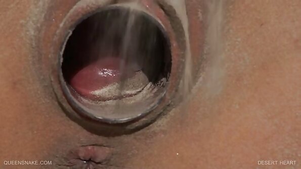 एक कामुक गोरा तिच्या घट्ट लहान योनी मध्ये एक dildo चिकटून आहे
