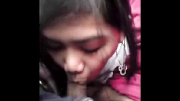 तिचे फिकट शरीर चोखण्यासाठी एक किशोर तिची शालेय मुलगी गणवेश काढून टाकतो