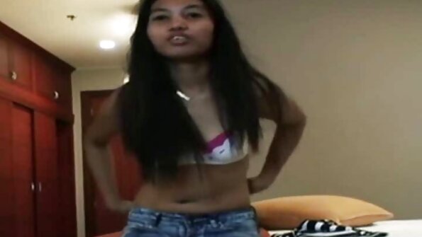 बिग ब्रेस्टेड अॅलेक्सिस फॉक्स आनंदाने विशाल काळा कोंबडा चालवते