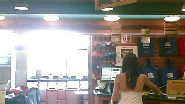 मोठे स्तन असलेली एक मोठी गांड काळी कोंबडी बाहेर पडली आहे