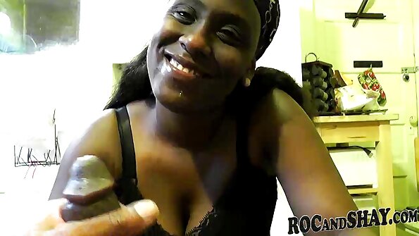 बारीक गोल गांड असलेला बिंबो दोन मुलांसोबत सेक्सी सीन करत आहे