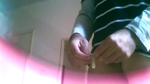 एक सेक्सी गांड असलेली कुत्री मुलीच्या शेजारी बेडवर चोकत आहे