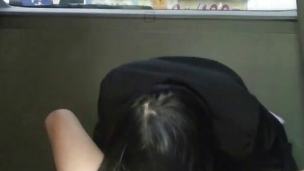 एक काळा यार सॅगी स्तन सह एक खडबडीत गोरा आजी मध्ये घुसत आहे