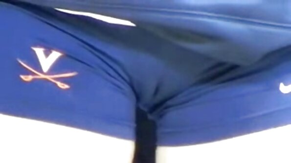 एक गोरा तिच्या रेडहेड मित्रावर आहे, तिच्यासोबत लेस्बियन सेक्स करत आहे