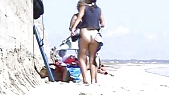 एक गोरा ज्यात छान मोठे बनावट स्तन आहेत, तिघांमध्ये त्रस्त आहे