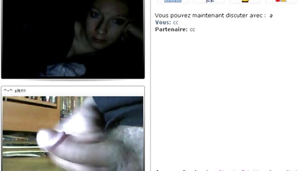 एक मोठा गोलाकार गांड असलेला एक गोरा तिच्या मध्ये एक डिक हलवत आहे