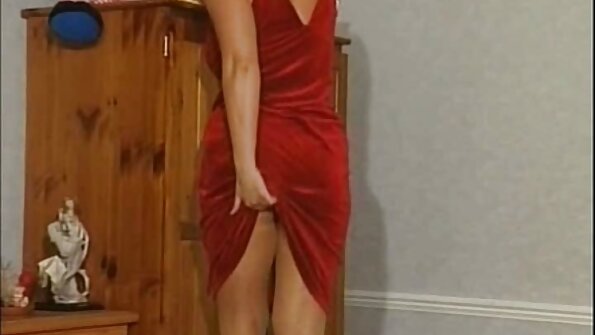 नैसर्गिक बुब्स असलेला एक गोरा हसतो आणि ती भरली म्हणून विव्हळते