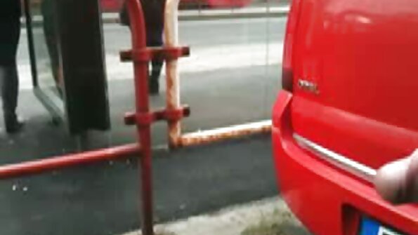 एक श्यामला ज्याचे मोठे स्तन आहेत तिला तिच्या घरात खूप कडक केले जात आहे