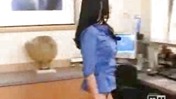 लहान केस असलेल्या श्यामला मोठा पेंकर कसा द्यायचा हे माहित आहे