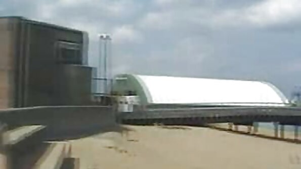 एक busty आबनूस गोष्ट तिच्या कार्यालयात तिच्या क्लायंट द्वारे fucked होते