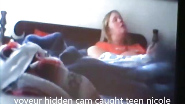 तिच्या बूब्सवर मोठे फुगलेले निपल्स असलेले एक कोंबडा लंड चोखतो