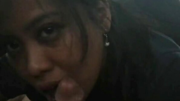 तिच्या शॉर्ट स्कर्टमध्ये असलेली पिल्लू अंथरुणावर तिरंगी काम करत आहे