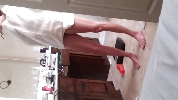 आराध्य ब्लोंडी कोकल्ड सीन मध्ये घुसली