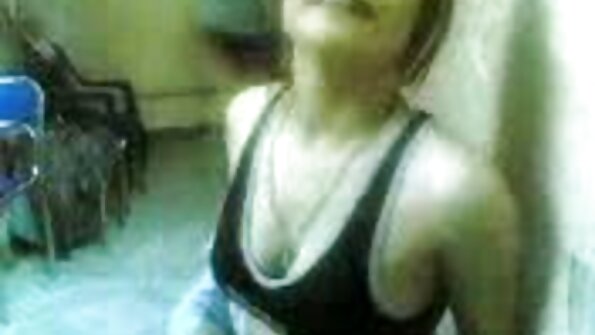 एक गरम बिंबो तिच्या ओठांनी कोंबड्याची मालिश करतो आणि ती गोळे करते