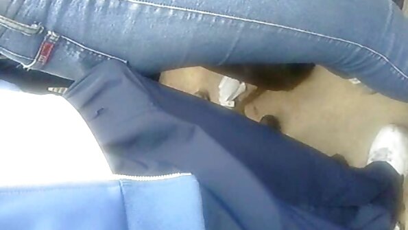 एक गरम गोरा तिचे मोठे नैसर्गिक स्तन हलवतो तर दोन पुरुष तिला हाडे करतात