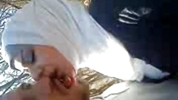 पिल्लांची एक सुंदर जोडी त्यांची जीभ एकमेकांना गरम पद्धतीने चिकटवते