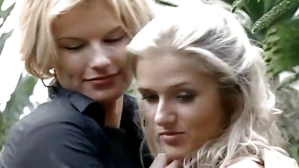 एक परिपक्व स्त्री ज्याच्याकडे एक शरीर आहे ती एका मोठ्या डिकवर बसली आहे