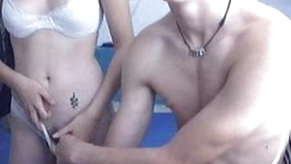 एक सेक्सी विकृत तिची गांड सरळ कॅमेरा लेन्स समोर हलवते