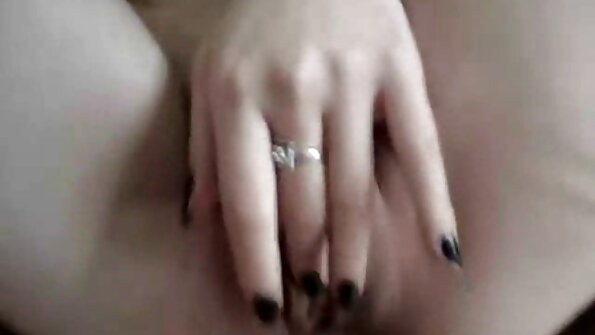 दाढीवाला माणूस आणि कुरळे आशियाई मैत्रीण सेक्सच्या प्रत्येक सेकंदाचा आनंद घेते