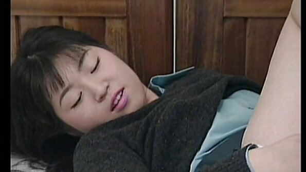 कुरळे केस असलेली बस्ट्टी काळी मुलगी काउगर्ल सारख्या लंडवर उड्या मारत आहे