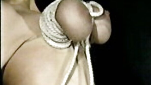 तिच्या स्तन वर टॅन रेषा असलेली एक बेब गुदद्वारासाठी तिची ओले गांड उघडत आहे