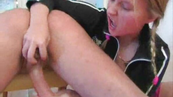 एक कुत्री तिच्या मुलाला मोठ्या पट्ट्याने आत घुसवते, जेव्हा तो ओरडत होता