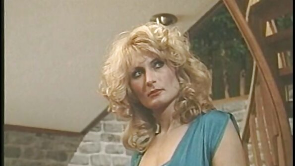 एक गोरा तिच्या श्यामला मित्रासोबत बेडवर नग्न आहे