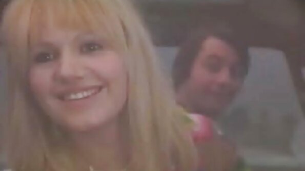 एक गोरा तिच्या योनीच्या आत तिच्या हातात चिकटून तिची वासना दाखवते