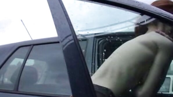 एक गोरा ज्याला सेक्सी स्मित आहे तिच्या घशात खोल डिक येते