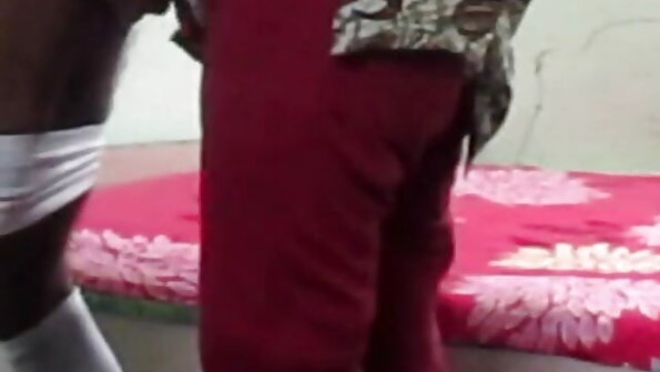 प्रचंड बुब्स असलेला एक गोरा तिच्या पुच्चीत काही मजा करतो