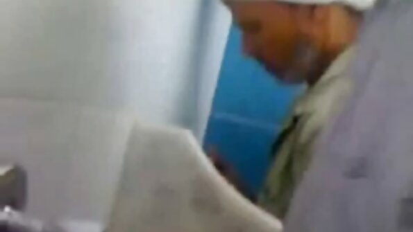 मोठे स्तन असलेला एक गोरा पलंगावर कडक उभार चोखत आहे