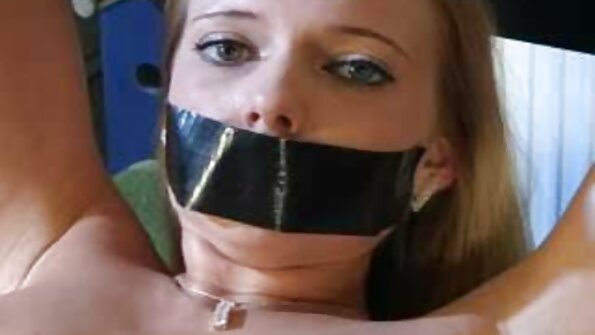 एक श्यामला आज तिच्या कामुक हातांनी एक कडक लंड खेचत आहे