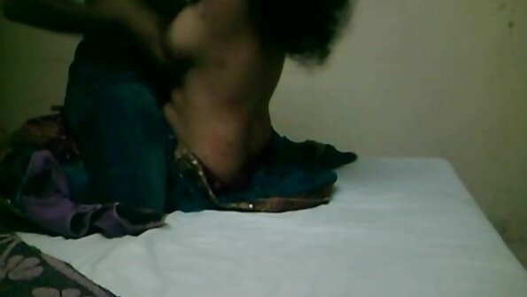 कोंबडा आवडणारी श्यामला तिच्या सुंदर तोंडात एक चाखत आहे