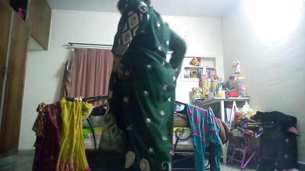 कडक लंड आवडणारी श्यामला या बारीकसारीक व्हिडिओमध्ये घुसली आहे