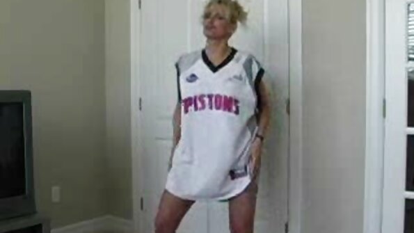 सेक्सी बॉडी असलेली कॉलेजची मुलगी लंड चोखत आहे आणि एक चोखत आहे