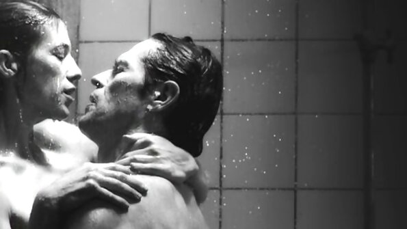 टोकदार स्तनाग्र असलेला एक कट्टर आशियाई तिरंगी मध्ये घुसला आहे