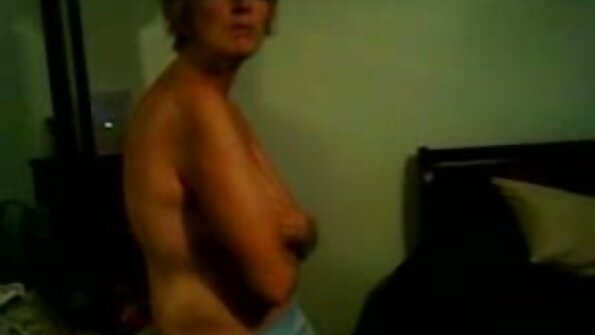 एक केसाळ पुच्ची असलेला गरम मिल्फ़ इथे खोलवर घुसला