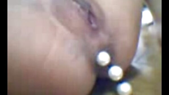 टॅन रेषा आणि कुरळे केस असलेली लॅटिना तिची गांड दाखवते आणि हलवते