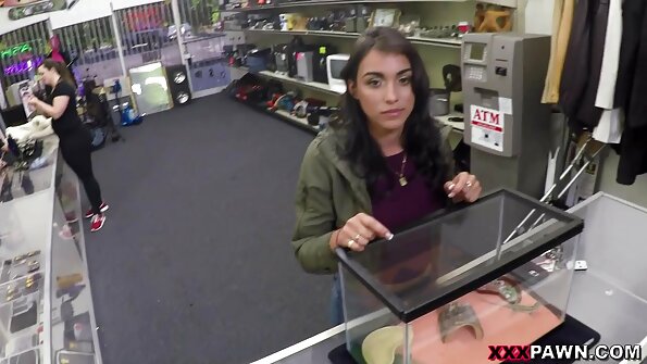 गरम गांड असलेली एक स्लट तिच्यासाठी काही गुदद्वार शाफ्टिंग करत आहे