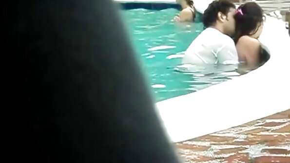 Boyथलेटिक मुलगा दोन रशियन देवदूतांसोबत त्रिगुटात भाग घेतो