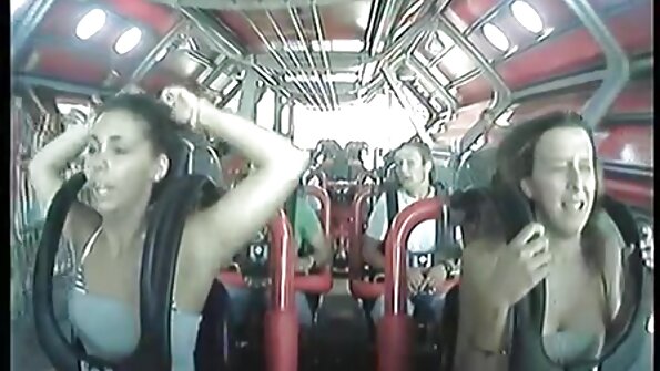 बाल्ड स्टॅलियनचे मोठे लिंग लॅटीना किशोरच्या ओल्या पुच्चीत घुसते