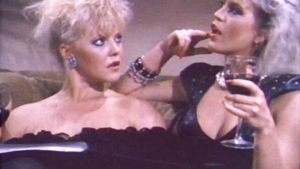 एक सुंदर बेब ज्याला सुंदर स्तन आहेत त्याला तापट टिट संभोग मिळत आहे