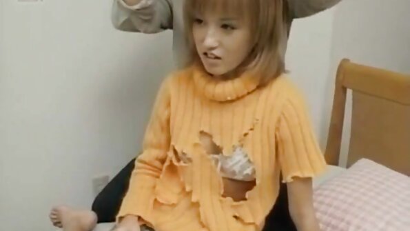 मोठे स्तन असलेली एक मोठी गांड बेब सोफ्यावर लंड चोखत आहे