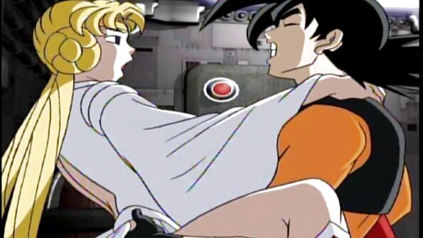 स्टॉकिंग्ज असलेला बिंबो बेडवर कडक होत आहे