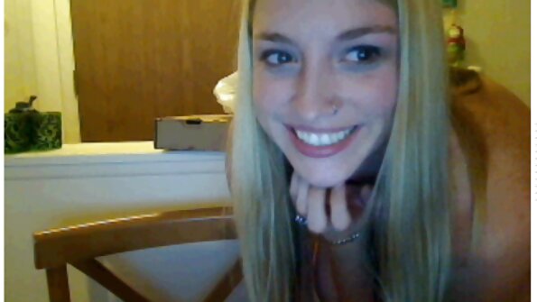 चोखायला आवडणारी कुत्री तिच्या सुंदर तोंडात कम करत आहे