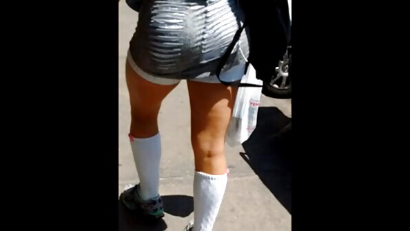 एक गोरा आणि एक श्यामला त्रिकुट मध्ये खडबडीत माणसाबरोबर मजा करतात