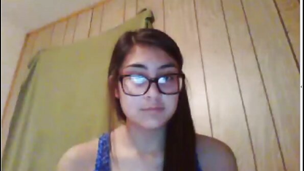 एक गोरा तिच्या योनीला मालिश करते तर ती कडकपणे चोखत आहे